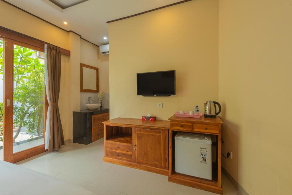TV a/nebo společenská místnost v ubytování Liliy Guest House Legian near Beach