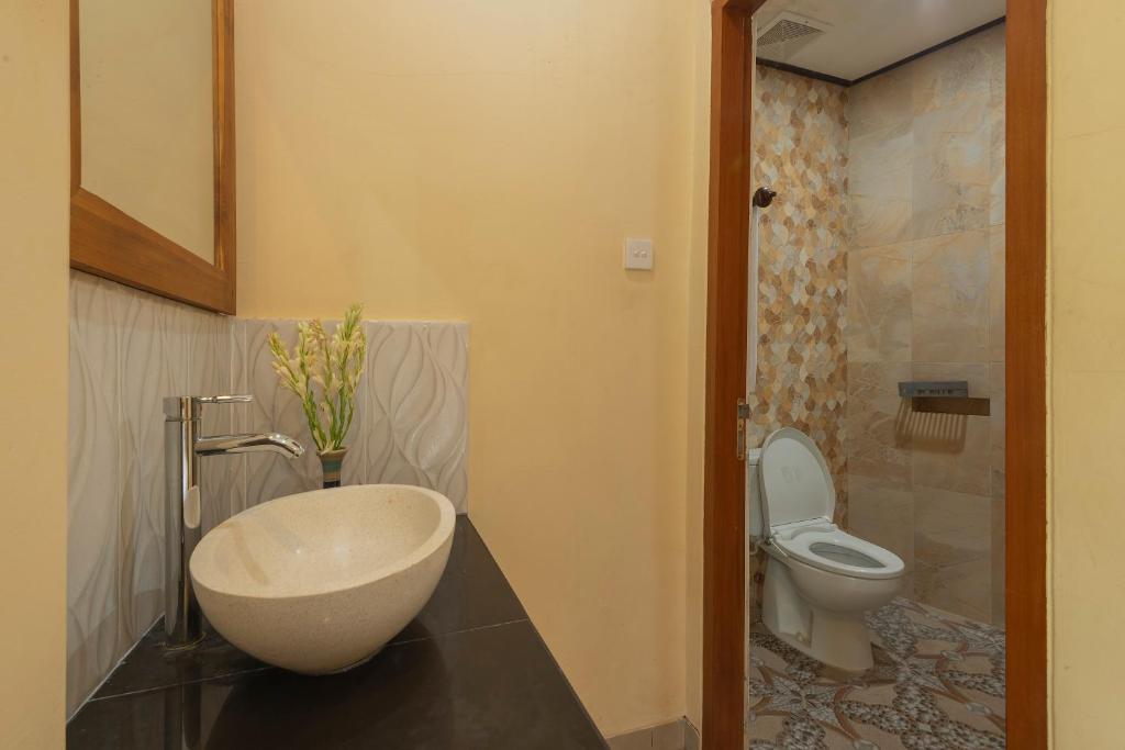 Koupelna v ubytování Liliy Guest House Legian near Beach