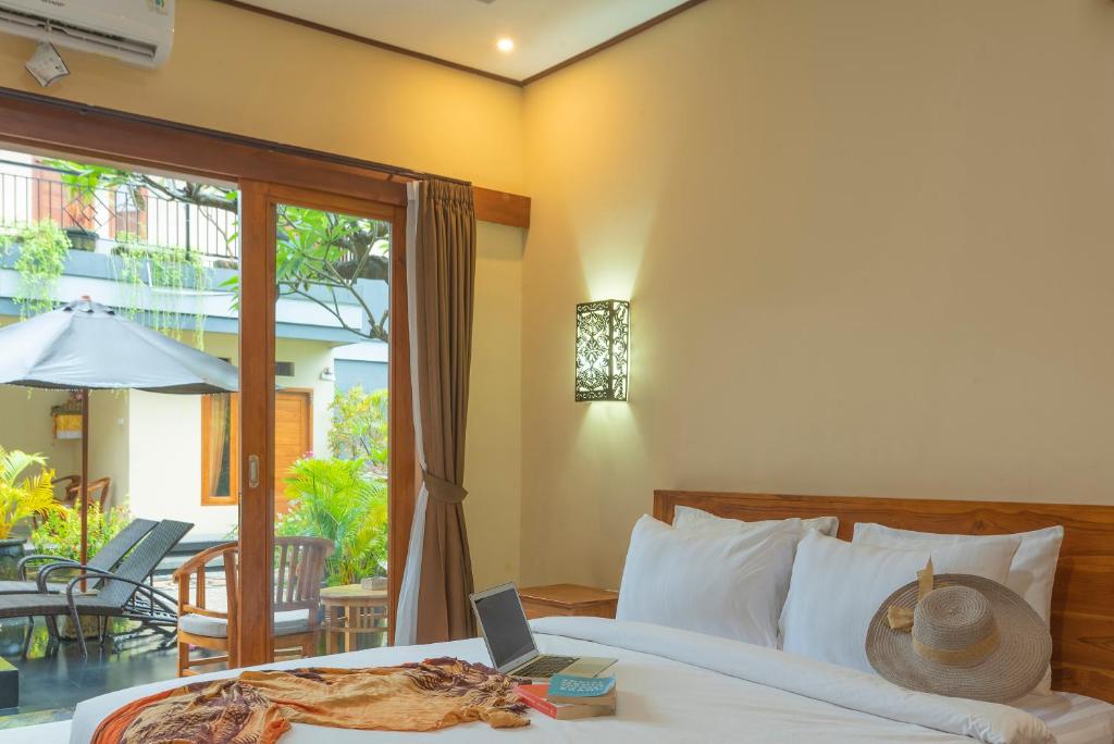 Postel nebo postele na pokoji v ubytování Liliy Guest House Legian near Beach