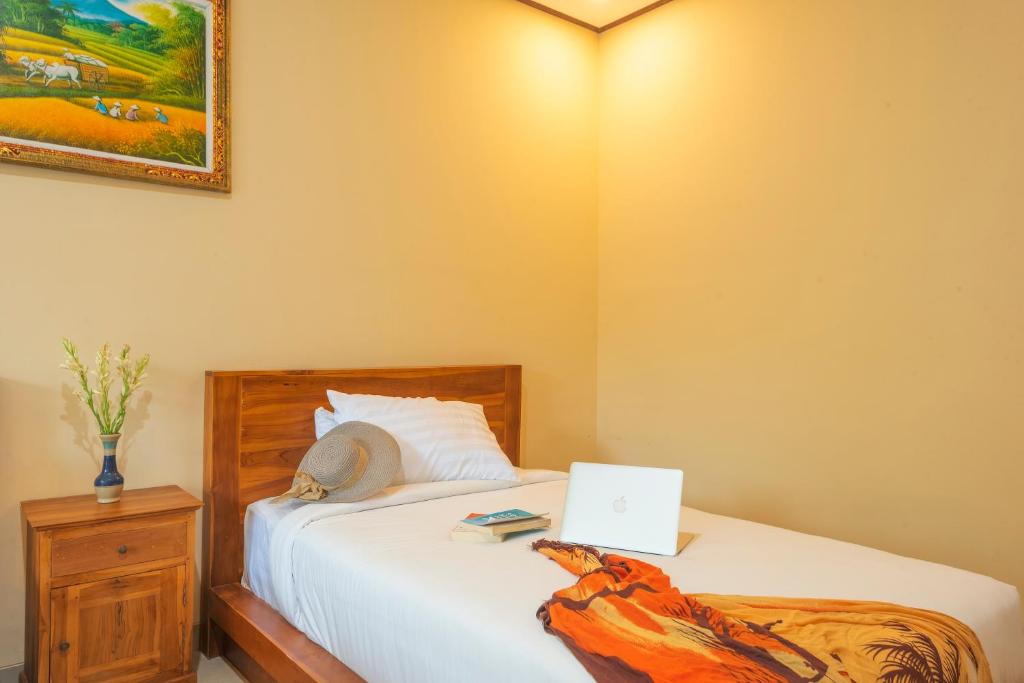Postel nebo postele na pokoji v ubytování Liliy Guest House Legian near Beach