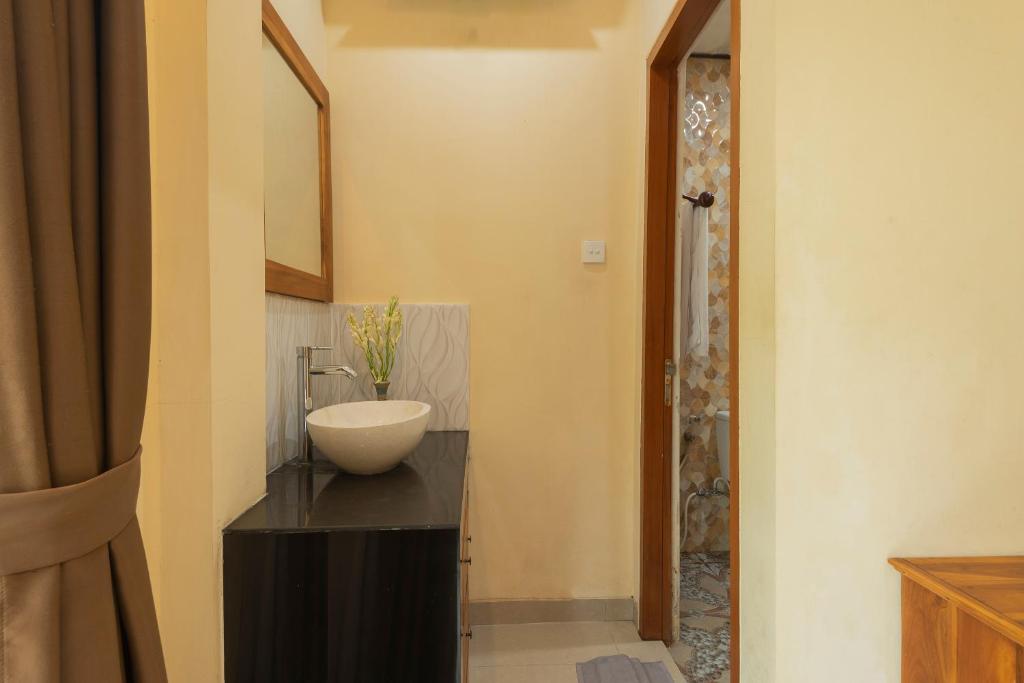 Koupelna v ubytování Liliy Guest House Legian near Beach