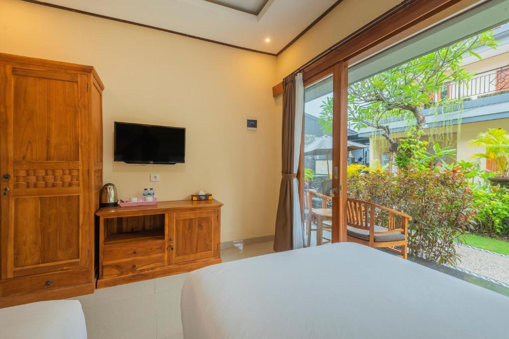 TV a/nebo společenská místnost v ubytování Liliy Guest House Legian near Beach