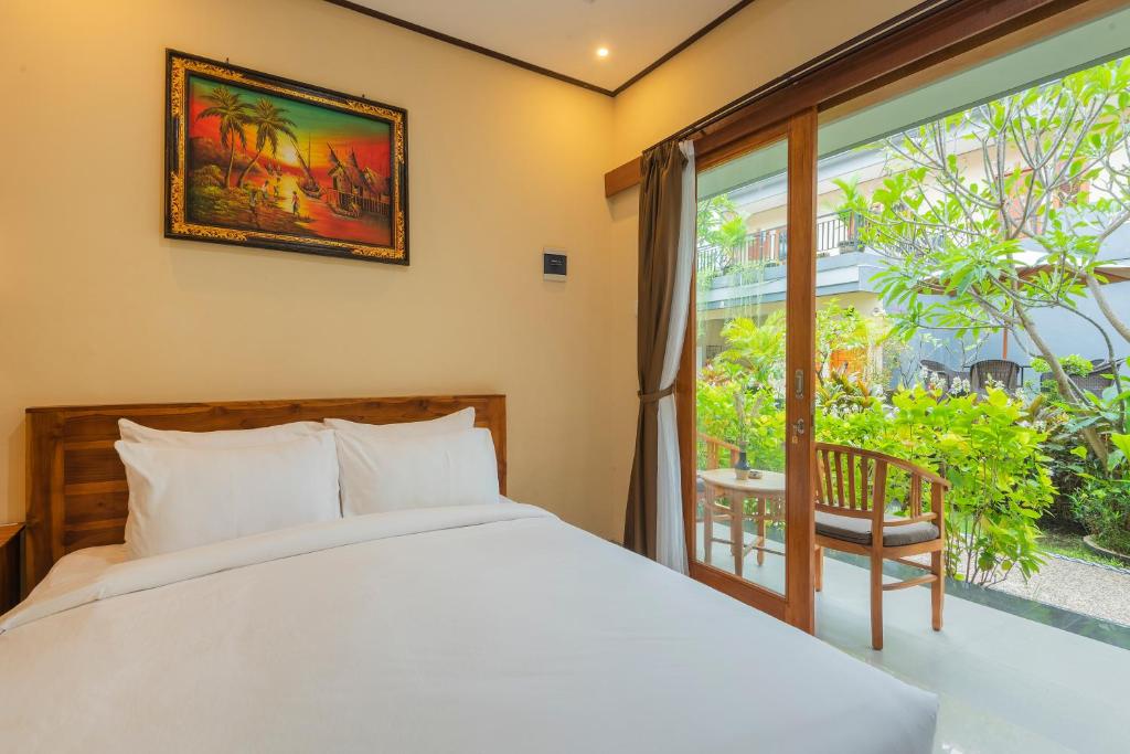 Postel nebo postele na pokoji v ubytování Liliy Guest House Legian near Beach