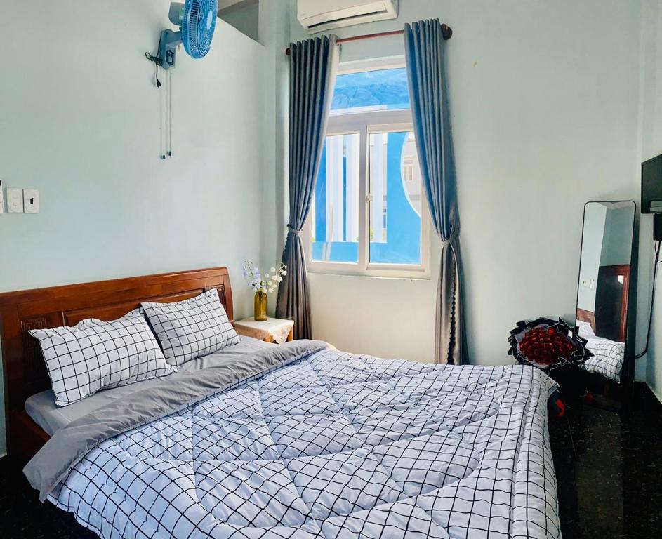 1 dormitorio con cama y ventana en Homestay Tiên Tri 02 en Ly Son
