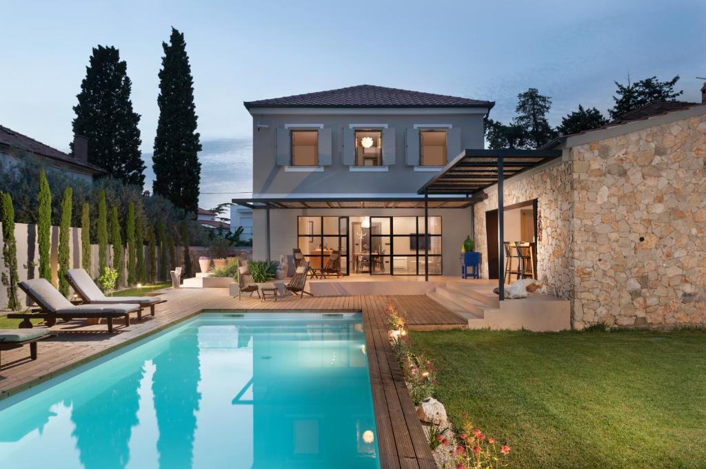 una casa con piscina en el patio en Casa Sol en Zadar