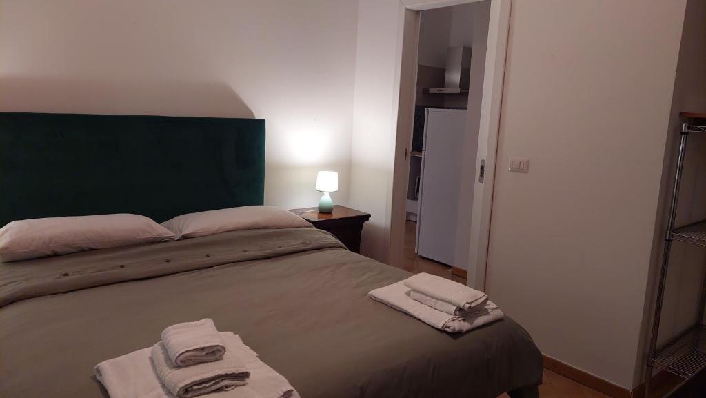 Un dormitorio con una cama grande con toallas. en Appartament la Maison Petit Napoli, en Nápoles
