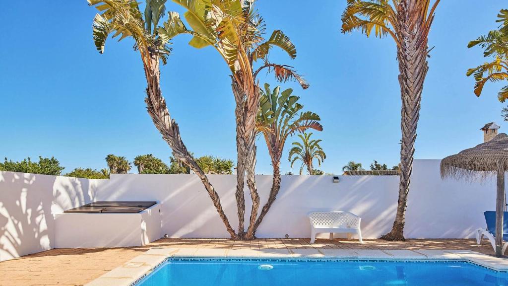 The swimming pool at or close to Chalet La Raya Conil de la Frontera by Ruralidays