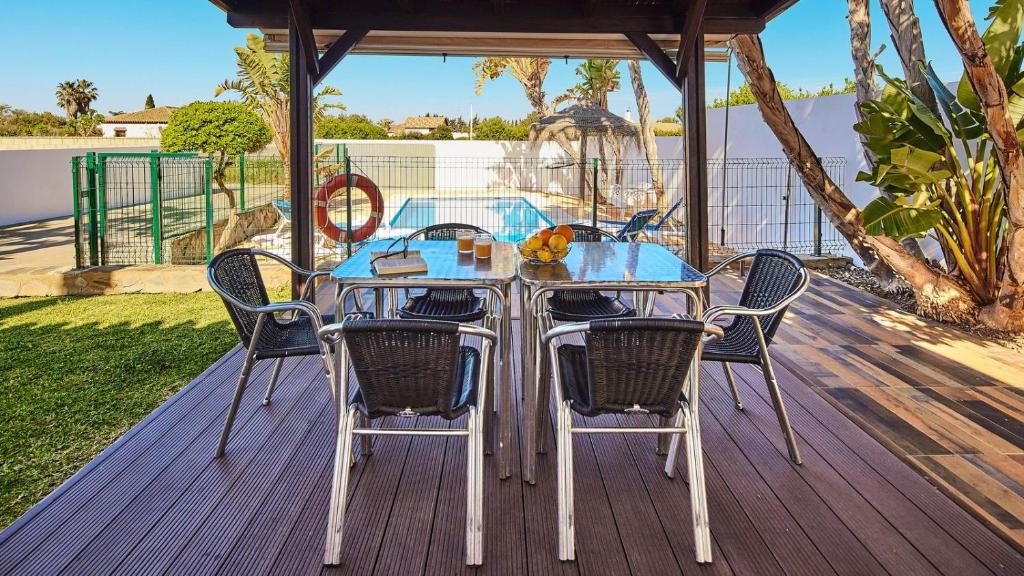 The swimming pool at or close to Chalet La Raya Conil de la Frontera by Ruralidays