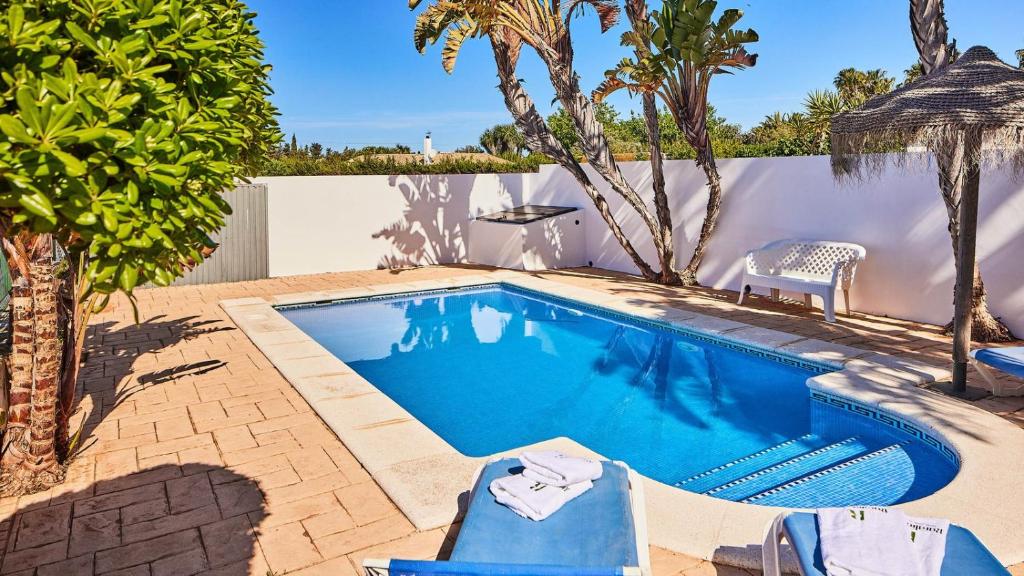 The swimming pool at or close to Chalet La Raya Conil de la Frontera by Ruralidays