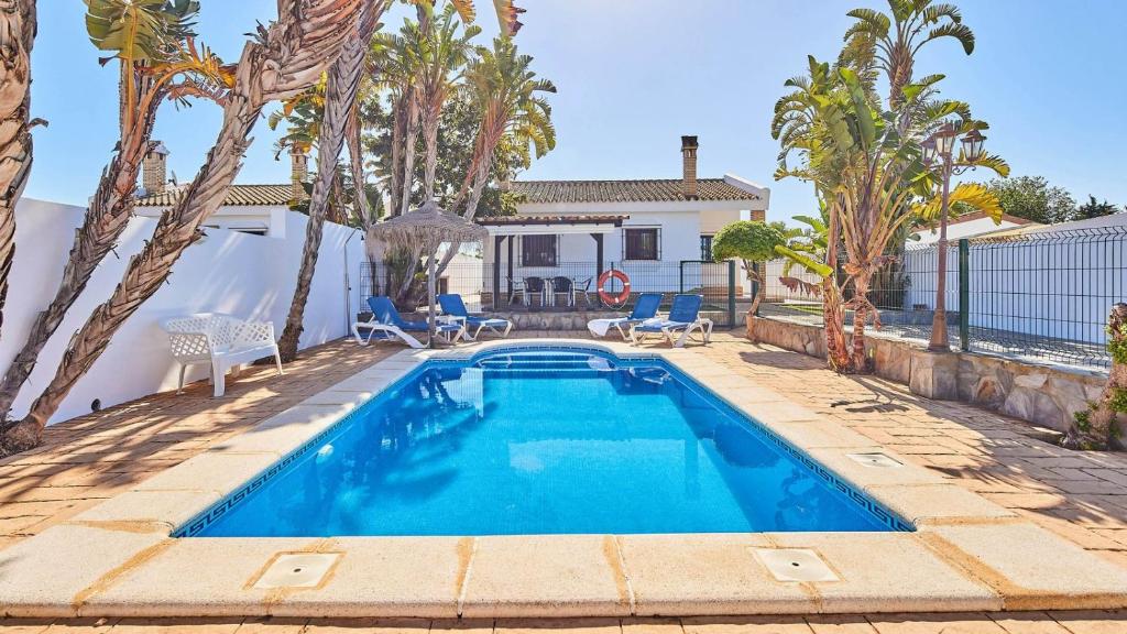 The swimming pool at or close to Chalet La Raya Conil de la Frontera by Ruralidays