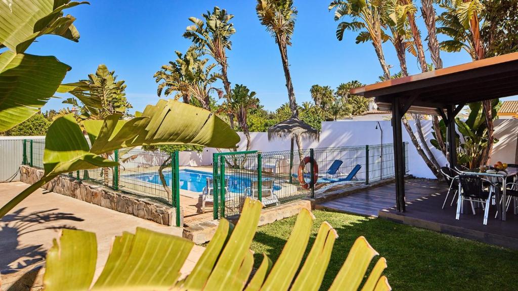 The swimming pool at or close to Chalet La Raya Conil de la Frontera by Ruralidays