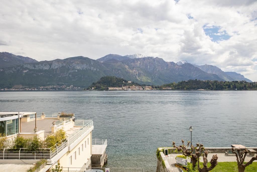 widok na duży zbiornik wodny z górami w obiekcie Lakefront Contemporary - by My Home In Como w mieście Cadenabbia