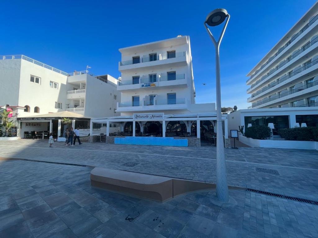 una luz de la calle frente a un edificio en Apartamentos Playa Sol, en Es Canar