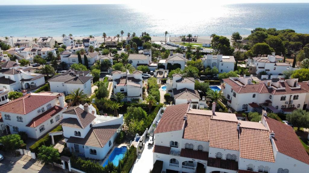 Una vista aérea de un pueblo con casas y el océano. en Arenda Pino Alto villa Lotus, en Hospitalet de l'Infant