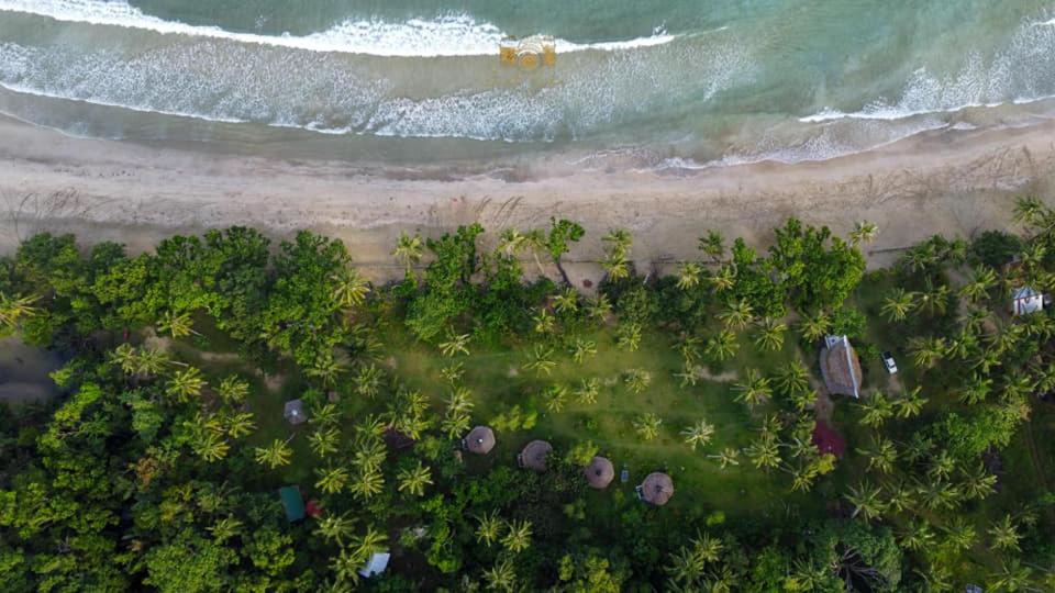 una vista aérea de una playa y el océano en Playa Paraiso Nagtabon Beach en Bacungan