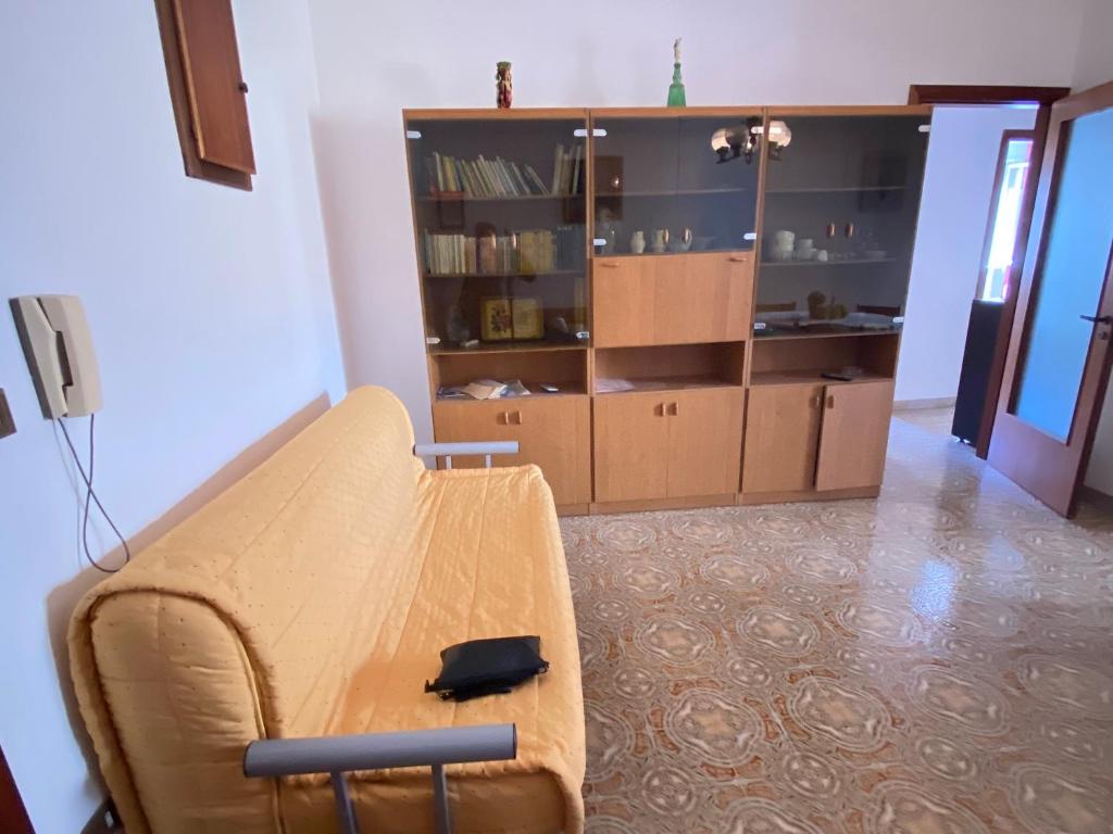 a living room with a couch and a book shelf at Gallipoli Center 3 in Gallipoli