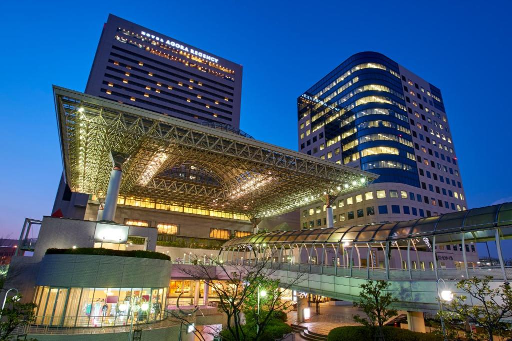 堺市にあるホテル アゴーラ リージェンシー 大阪堺の高層ビルが2棟ある都市の建物