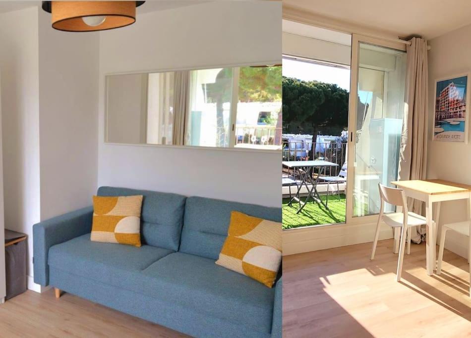 un salon avec un canapé bleu et une table dans l'établissement Studio ensoleillé à la Grande Motte, à La Grande Motte