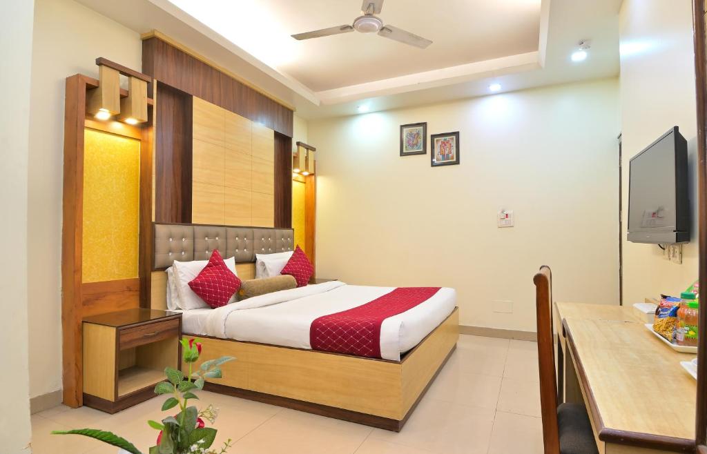 Postel nebo postele na pokoji v ubytování Hotel Aster Inn New Delhi