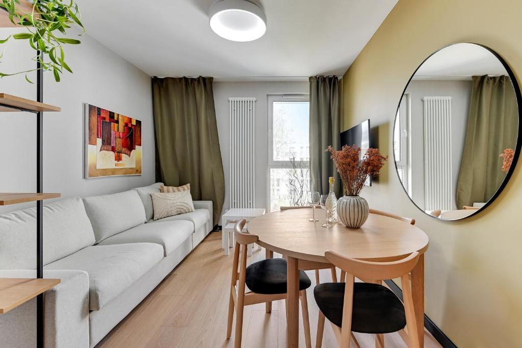 พื้นที่นั่งเล่นของ Luxury Aura 40 - 4 by Grand Apartments