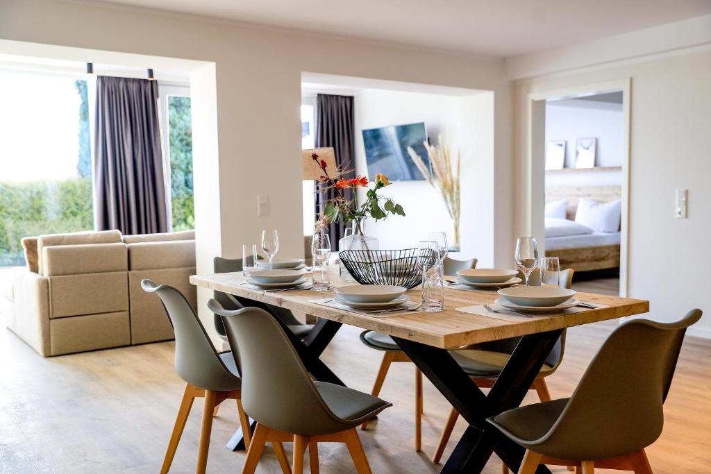 comedor con mesa y sillas en Smart Resorts Haus Diamant Ferienwohnung 702, en Winterberg