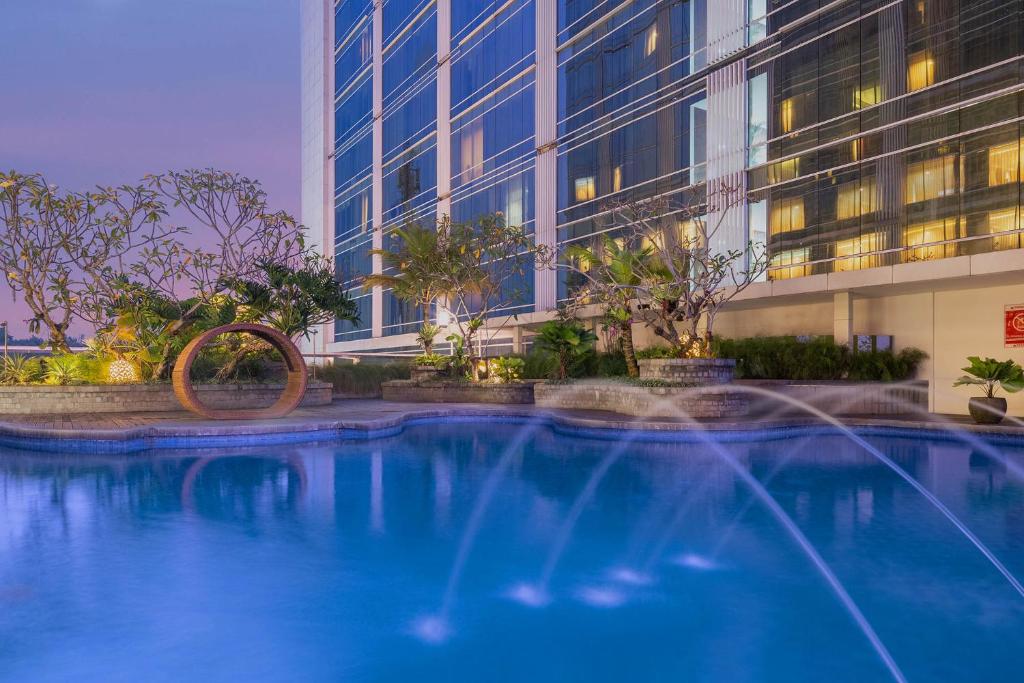 Bazén v ubytování The Alana Yogyakarta Hotel and Convention Center nebo v jeho okolí