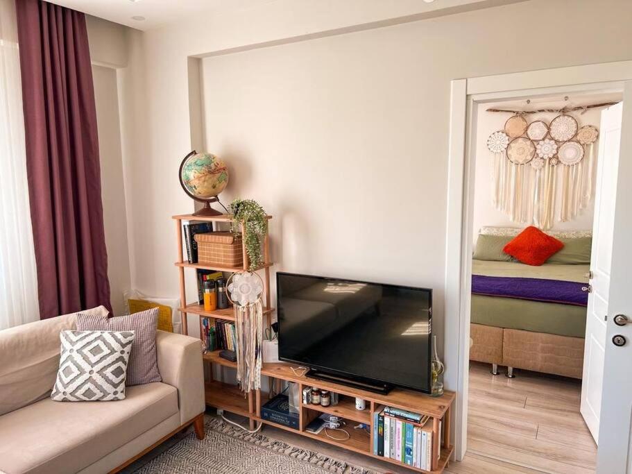 a living room with a couch and a flat screen tv at Yeni Dairede Manzaralı Lüks Mobilyalı Ferah Daire in Sinop