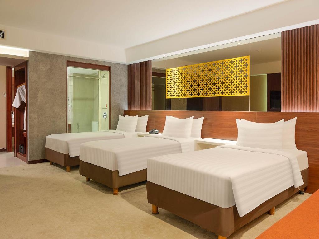 Postel nebo postele na pokoji v ubytování The Alana Yogyakarta Hotel and Convention Center