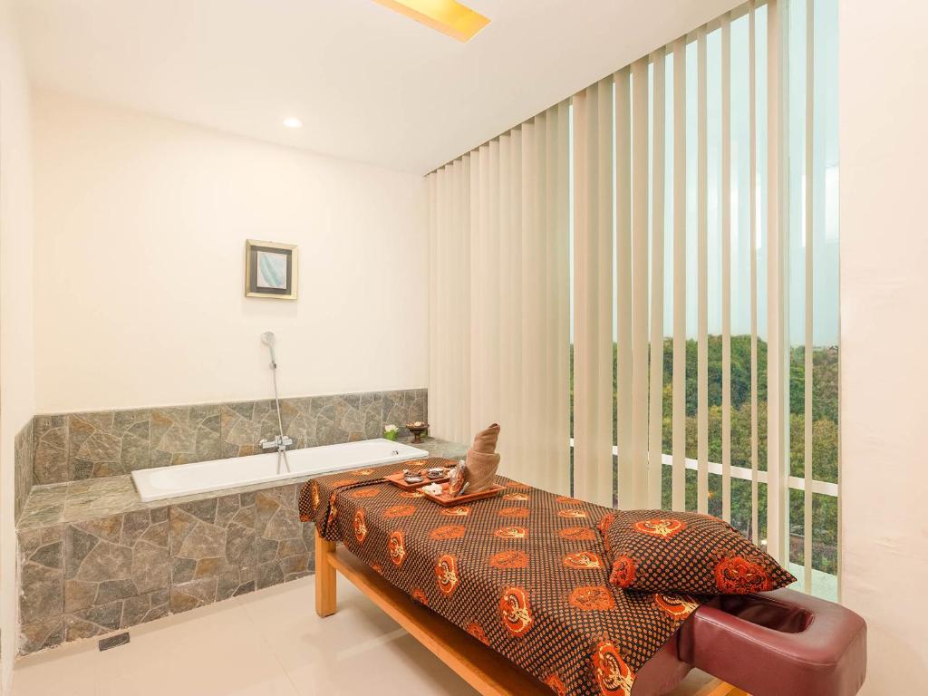Postel nebo postele na pokoji v ubytování The Alana Yogyakarta Hotel and Convention Center
