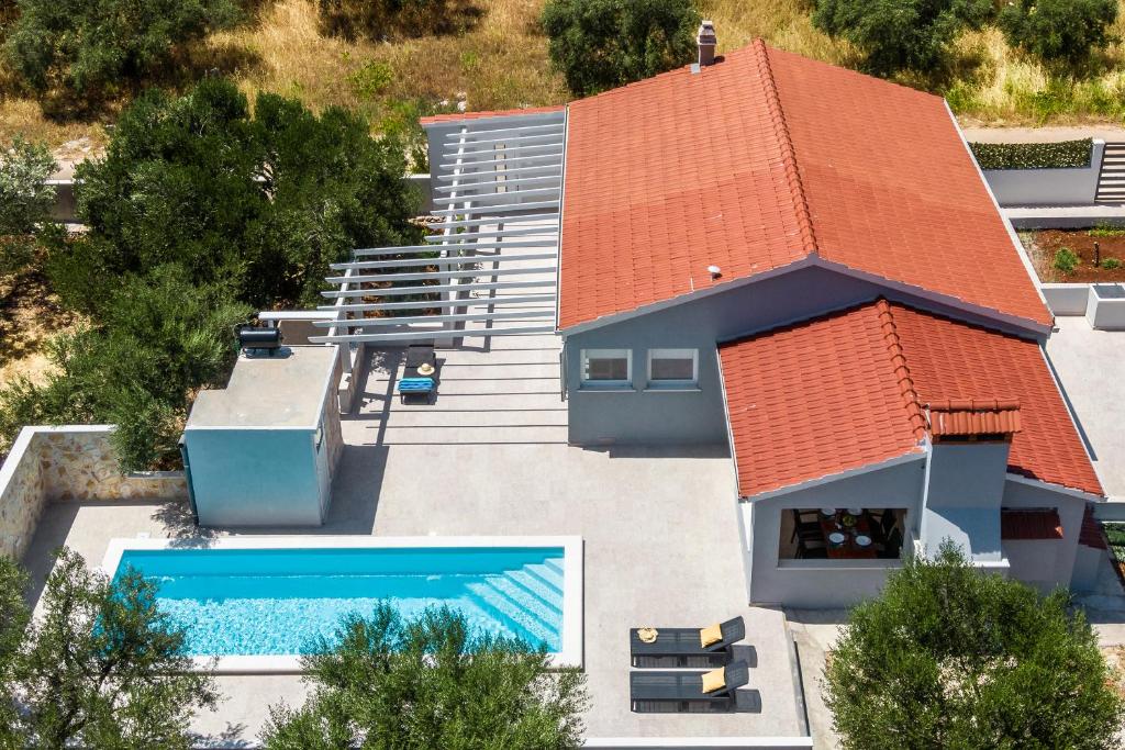 Bazén v ubytování House Potirna nebo v jeho okolí