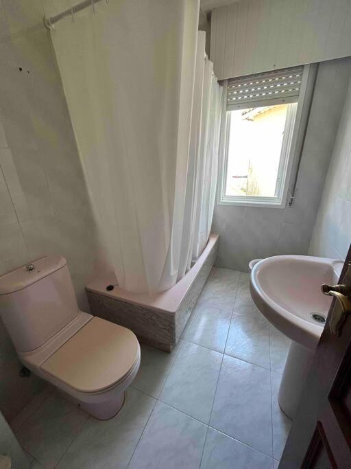 Koupelna v ubytování Amplio apartamento en el centro de Portonovo