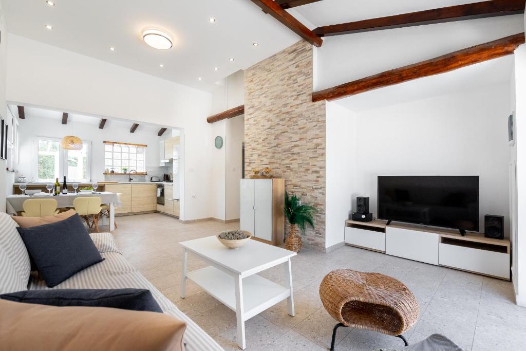 TV a/nebo společenská místnost v ubytování House Potirna