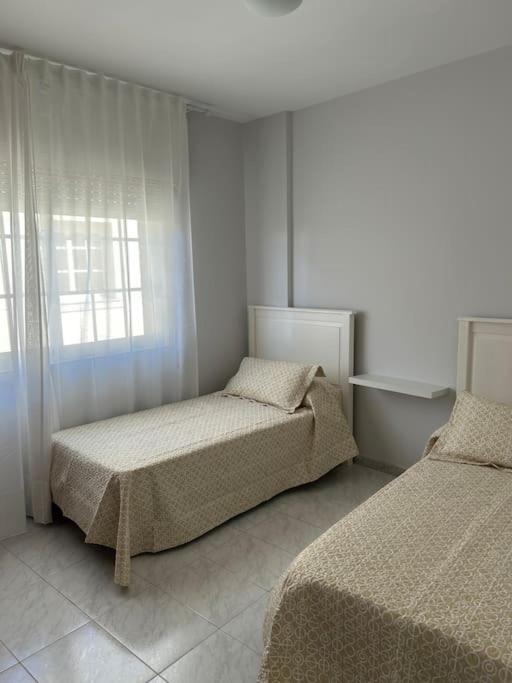 Postel nebo postele na pokoji v ubytování Amplio apartamento en el centro de Portonovo
