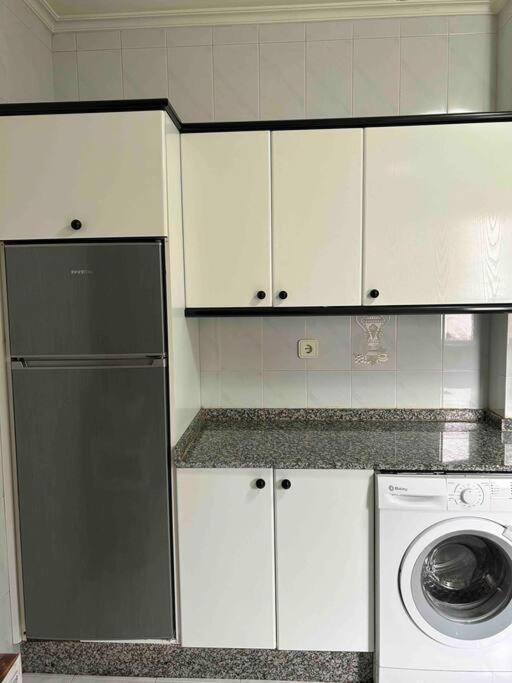 Kuchyň nebo kuchyňský kout v ubytování Amplio apartamento en el centro de Portonovo