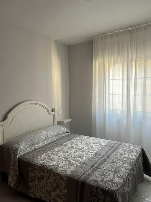 Postel nebo postele na pokoji v ubytování Amplio apartamento en el centro de Portonovo