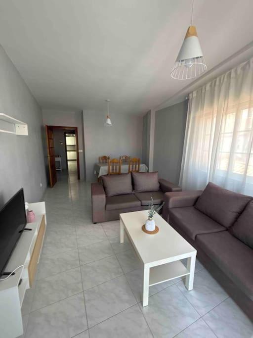 TV a/nebo společenská místnost v ubytování Amplio apartamento en el centro de Portonovo