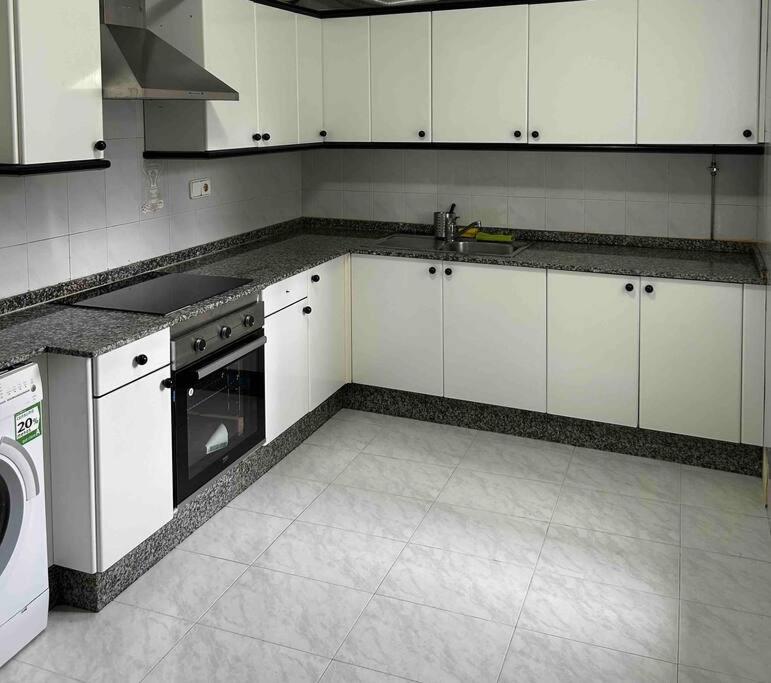 Kuchyň nebo kuchyňský kout v ubytování Amplio apartamento en el centro de Portonovo