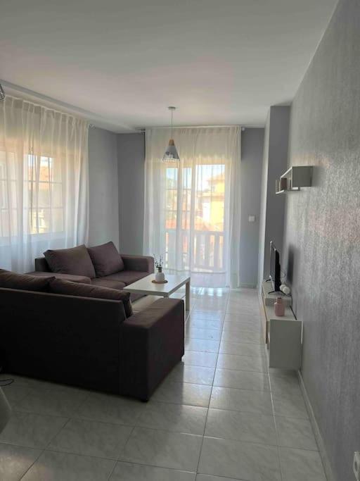TV a/nebo společenská místnost v ubytování Amplio apartamento en el centro de Portonovo