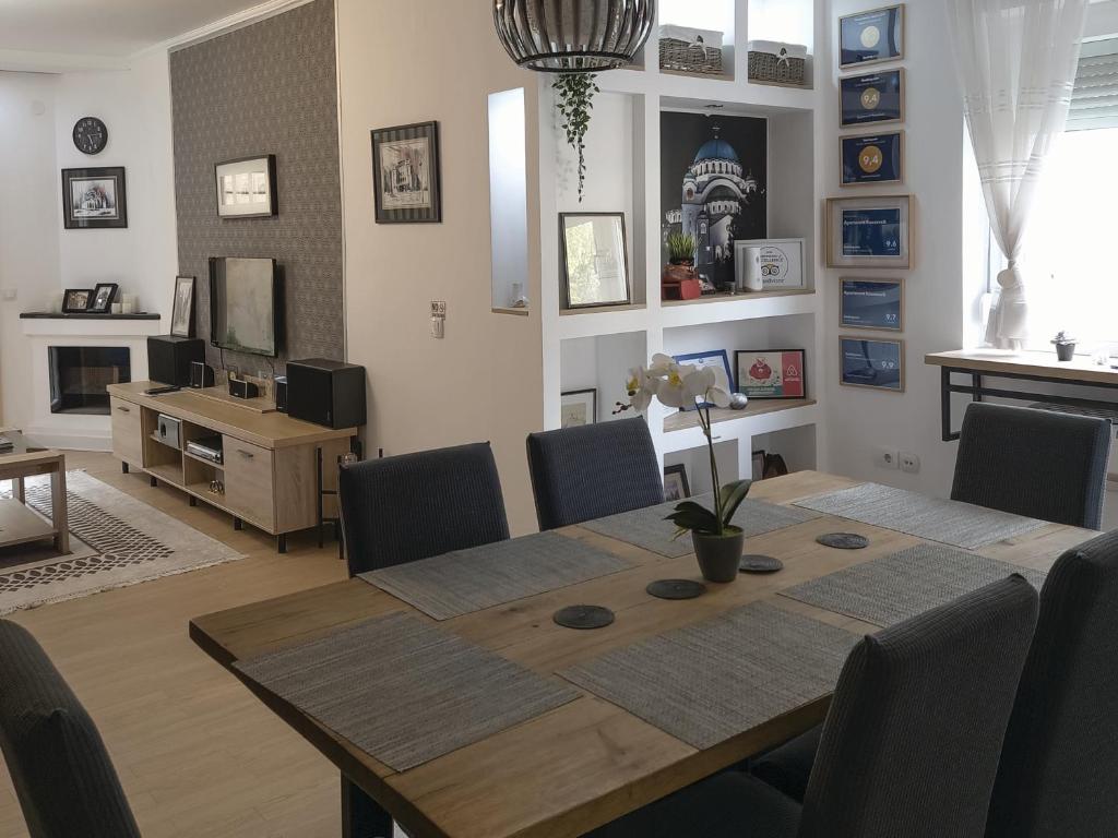 a dining room with a wooden table and chairs at Apartment Roosevelt in Belgrade