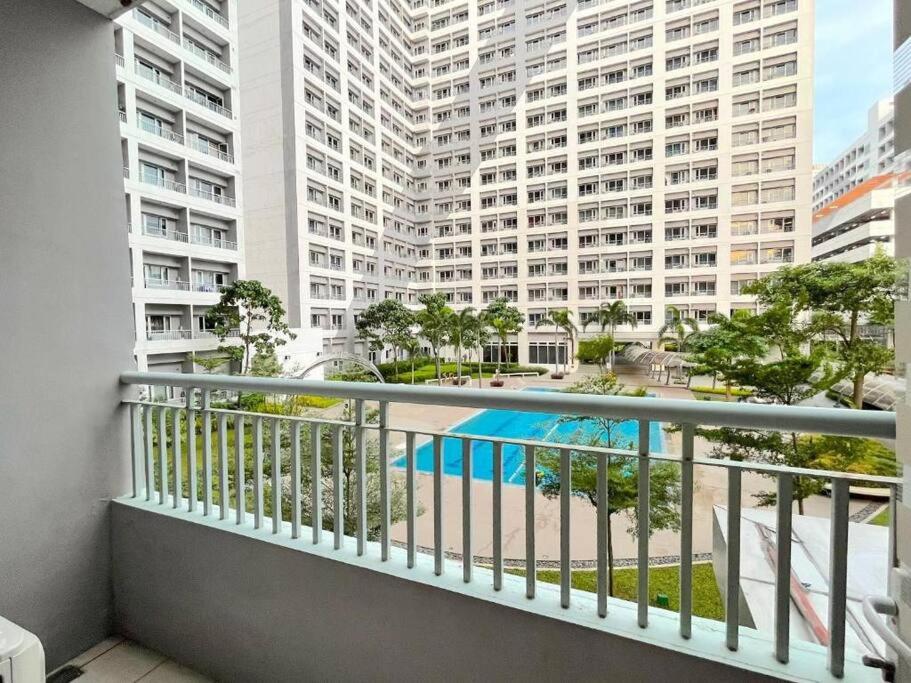 Stunning 1BR Balcony Pool view W/ Wi-Fi Grace Res