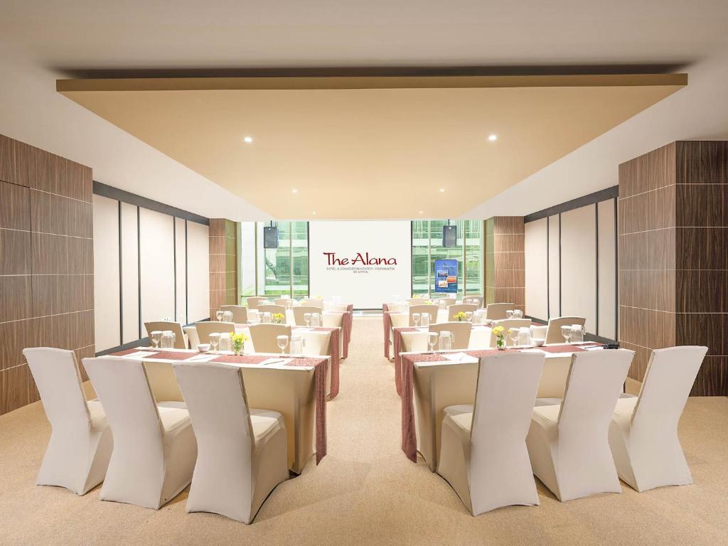 Posezení v ubytování The Alana Yogyakarta Hotel and Convention Center