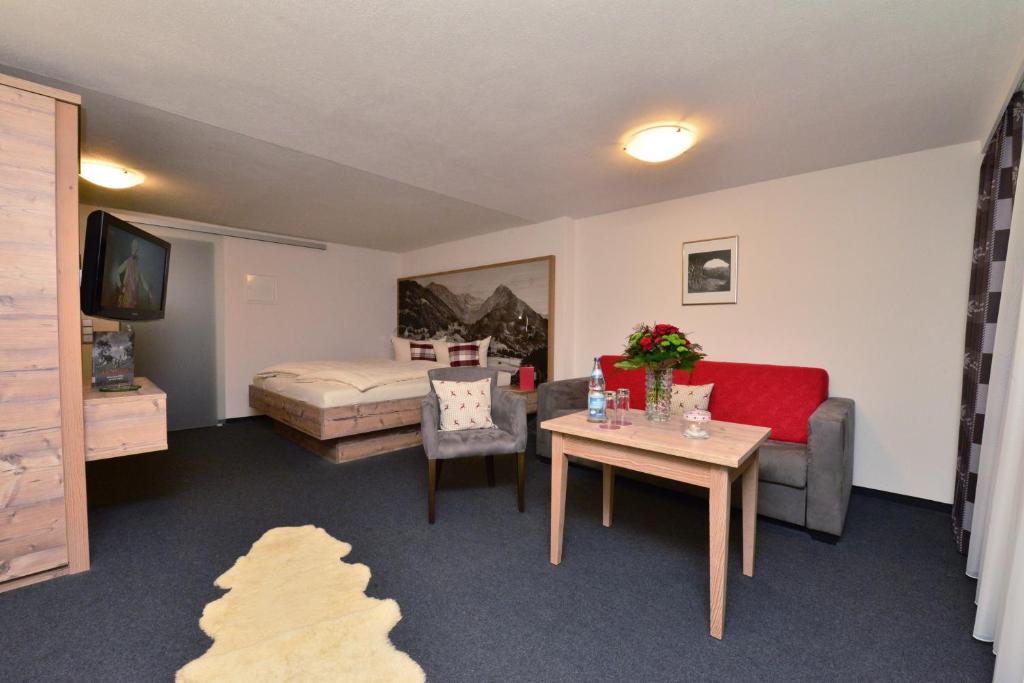 Postel nebo postele na pokoji v ubytování Sonnenbichl Hotel am Rotfischbach