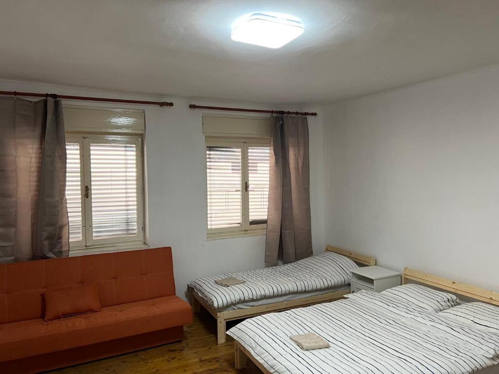 Postel nebo postele na pokoji v ubytování Sremski Karlovci Center Homestay