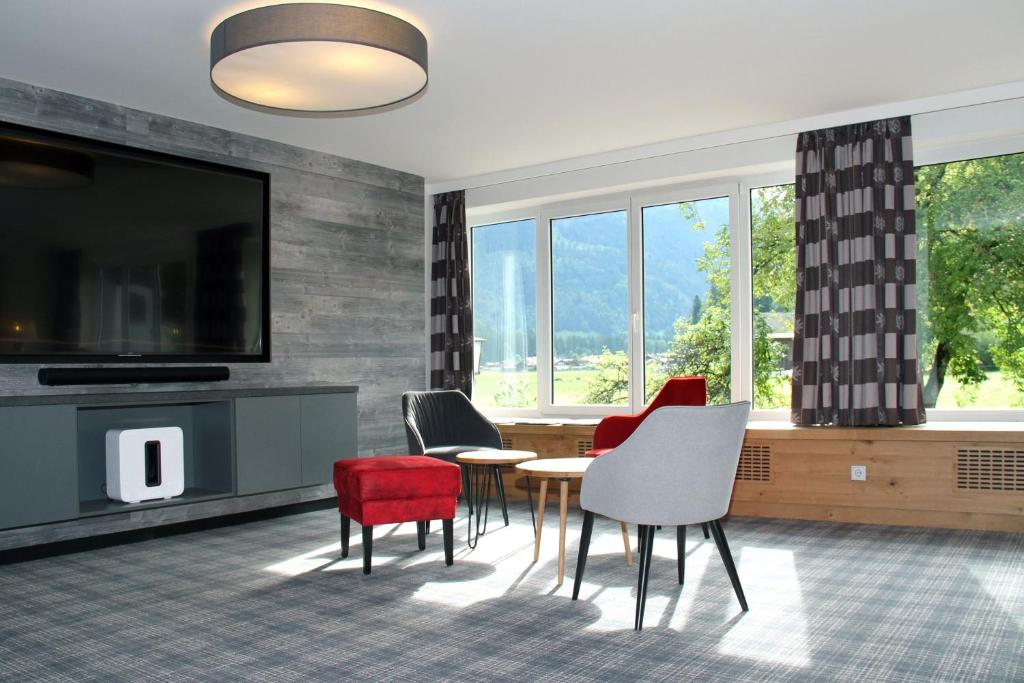TV a/nebo společenská místnost v ubytování Sonnenbichl Hotel am Rotfischbach