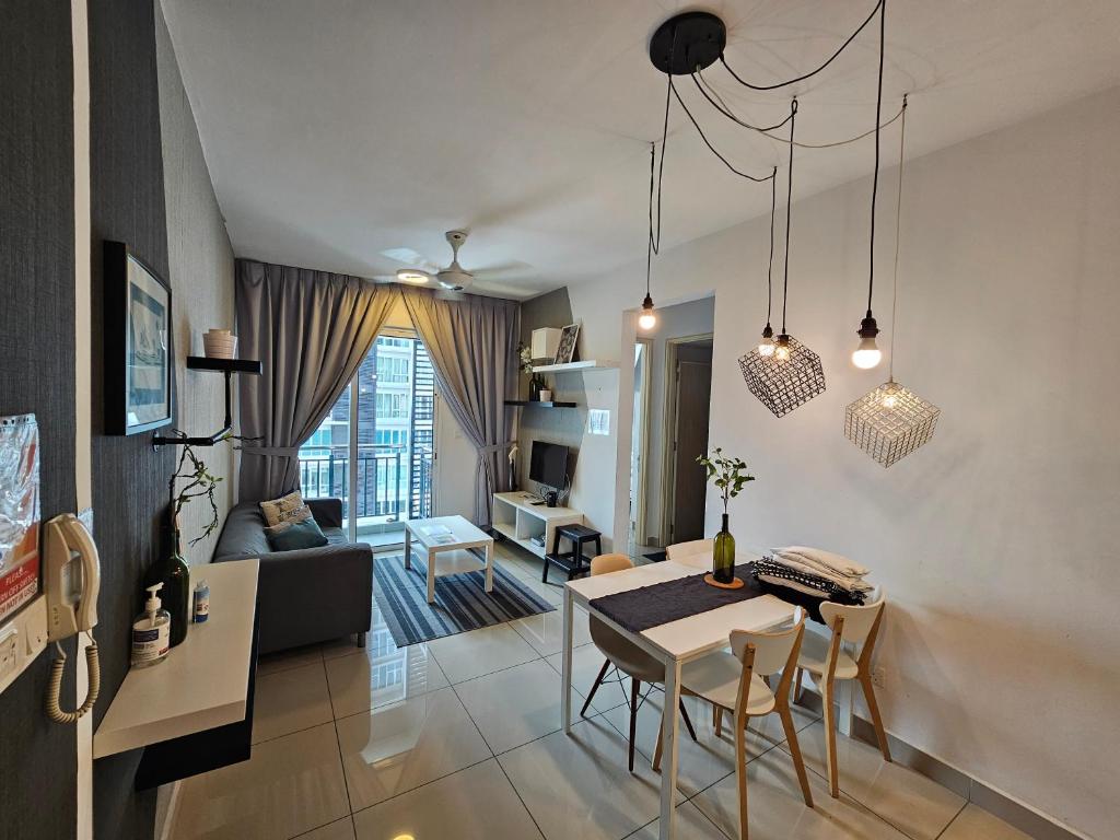 uma cozinha e sala de estar com mesa e cadeiras em De Centrum By Jom La Homestay, Kajang Bangi em Kajang