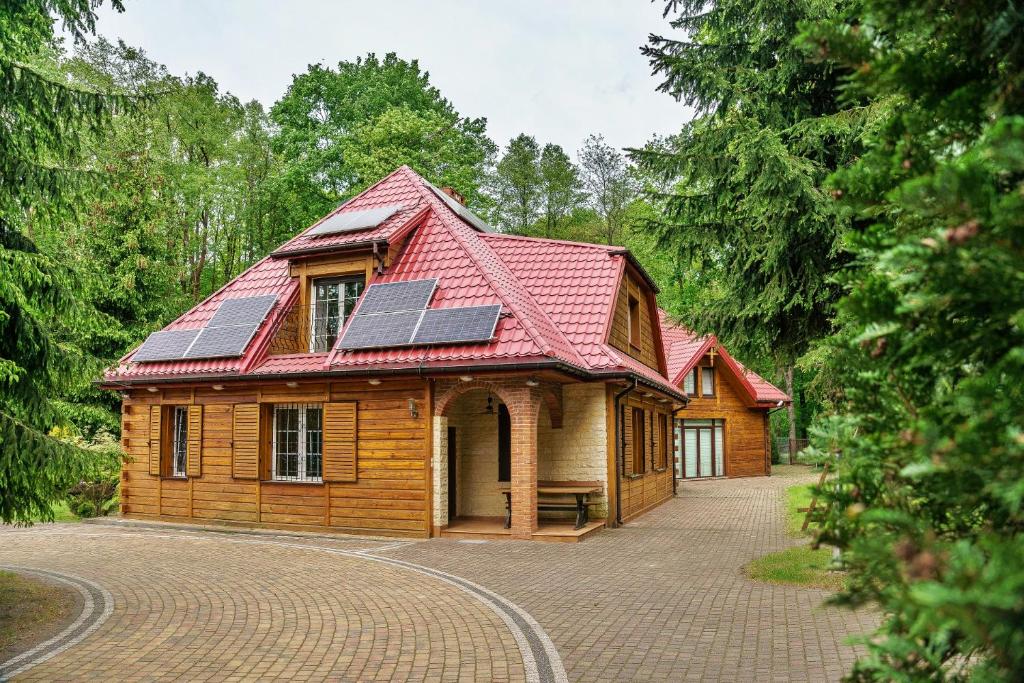 una casa con paneles solares en el techo en Dom z Ogrodem w Spale en Spała