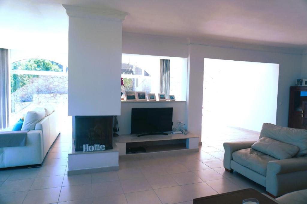 Televízia a/alebo spoločenská miestnosť v ubytovaní Villa Seaview Suncoast Luxury