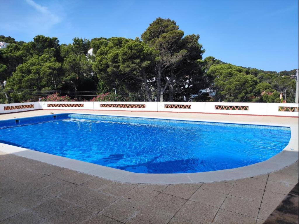 una piscina junto a una valla blanca en Josep, en Begur
