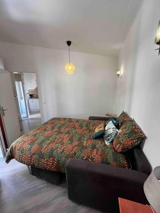a bedroom with a bed and a couch at Appartement atypique et original in Nice