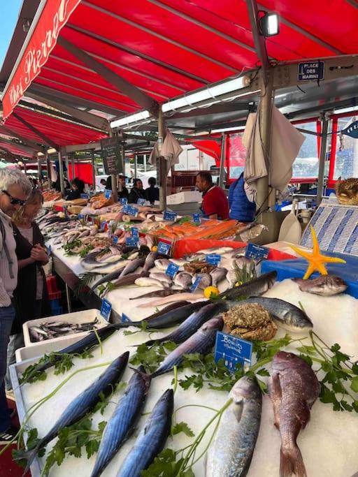 a market with many different types of fish on display at Appartement atypique et original in Nice